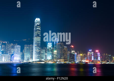 Nachtansicht des Victoria Harbour in Hongkong Stockfoto