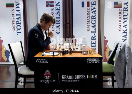 St. Louis, Missouri, USA. 25. August 2015. Weltweit Nummer eins rangiert Spieler, GM MAGNUS CARLSEN, spielt seinen Weg zu einem Sieg gegen GM-Maxime Vachier-Lagrave am Tag drei des dritten jährlichen Sinquefield-Cup im Schachclub und Scholastic Center of St. Louis. Zehn der besten Schachgroßmeister der Welt konkurrieren um mehr als 1 Million Dollar Preisgeld im diesjährigen Cup, die zweite Station auf der konstituierenden, drei-Turnier Grand Chess Tour. Zum ersten Mal die Vereinigten Staaten ist von drei Spieler auf Platz in den Top Ten vertreten: Hikaru Nakamura, Fabiano Caruana und wir Stockfoto