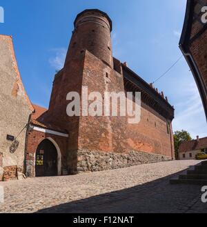 OLSZTYN, Polen - 21. August 2015: Alte Kreuzritterburg in Olsztyn (gotische Kreuzritter Schloss), touristische Attraktion des östlichen Polan Stockfoto