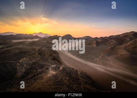 Im Bild Felsen die ägyptische Wüste bei Sonnenuntergang. Stockfoto