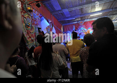 Ampang, KL, Malaysia. 26. August 2015. Anbeter bieten ihre letzten Gebet an Papier gefertigte Statue der chinesische Gottheit bekannt als '' Da Shi Ye'' oder '' Guardian Gott der Geister '' während des Festivals "hungriger Geist '', bevor sie die Statu in Kuala Lumpur am 25. August 2015 brennen. Bildnachweis: ZUMA Press, Inc./Alamy Live-Nachrichten Stockfoto