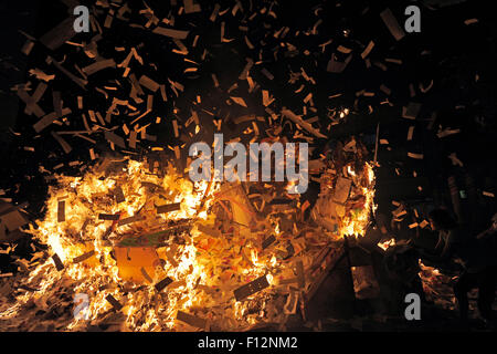 Ampang, KL, Malaysia. 26. August 2015. Anbeter Set Feuer auf ein Papier gefertigte Statue der chinesische Gottheit kennen als '' Da Shi Ye'' oder '' Guardian Gott der Geister '' während des Festivals "Hungry Ghost'' innen Kuala Lumpur am 25. August 2015. Bildnachweis: ZUMA Press, Inc./Alamy Live-Nachrichten Stockfoto