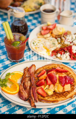 O.J.Waffle mit Speck, Huevos Paradiso, einem Paloma Omlette, Kaffee und eine Bloody Mary, The Paradise Cafe, Santa Barbara, Kalifornien Stockfoto