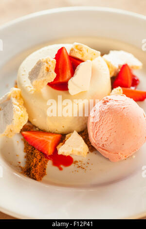 Mascarpone-Käsekuchen mit Zitrusfrüchten Baiser und Erdbeereis, Ember Restaurant, Arroyo Grande, Kalifornien Stockfoto