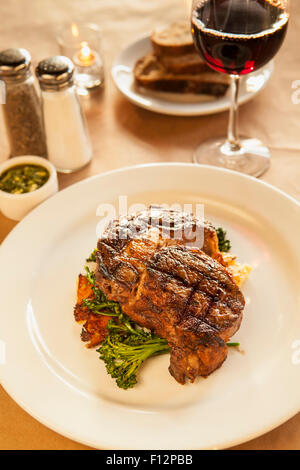 Gegrillte Rib-Eye-Steak mit Bratkartoffeln, Knoblauch-Confit und Avocado Chimichurri Ember Restaurant, Arroyo Grande, Kalifornien Stockfoto