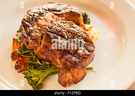 Gegrillte Rib-Eye-Steak mit Bratkartoffeln, Knoblauch-Confit und Avocado Chimichurri Ember Restaurant, Arroyo Grande, Kalifornien Stockfoto