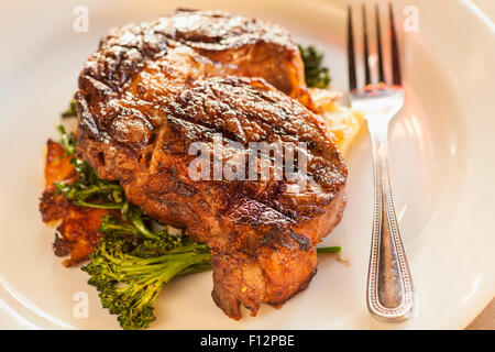 Gegrillte Rib-Eye-Steak mit Bratkartoffeln, Knoblauch-Confit und Avocado Chimichurri Ember Restaurant, Arroyo Grande, Kalifornien Stockfoto