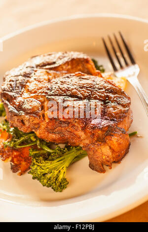 Gegrillte Rib-Eye-Steak mit Bratkartoffeln, Knoblauch-Confit und Avocado Chimichurri Ember Restaurant, Arroyo Grande, Kalifornien Stockfoto