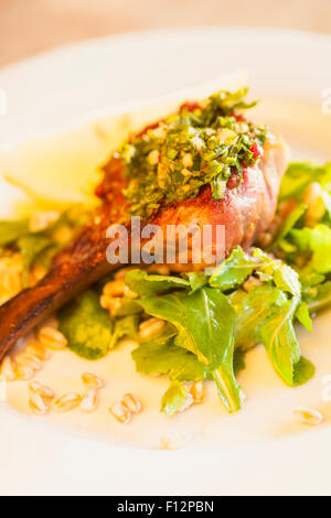 Schinken eingewickelt Artischocken gefüllt mit Burrata-Käse auf einem Bett aus Rucola-Farro Salat, Ember Restaurant Arroyo Grande Stockfoto