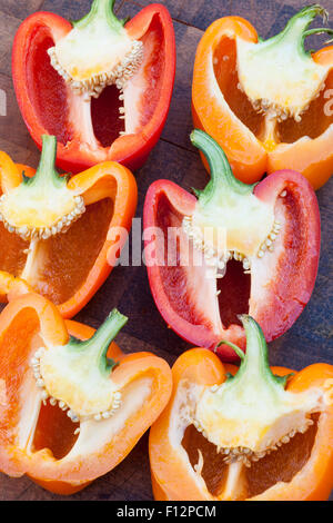 Bio rote und orange Paprika in Scheiben geschnitten in der Hälfte Stockfoto