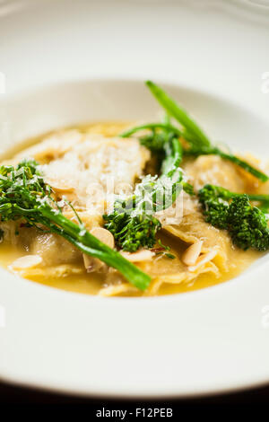 Italienische Wurst-Ravioli mit Salbei und Broccolini, Bella Vista Restaurant, Biltmore Hotel, Santa Barbara, Kalifornien Stockfoto