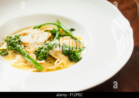 Italienische Wurst-Ravioli mit Salbei und Broccolini, Bella Vista Restaurant, Biltmore Hotel, Santa Barbara, Kalifornien Stockfoto