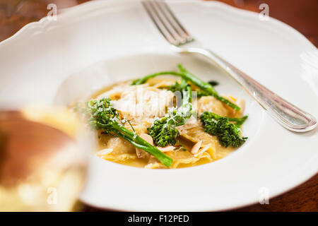 Italienische Wurst-Ravioli mit Salbei und Broccolini und einem Glas Chardonnay, Bella Vista Restaurant, Biltmore Hotel, Santa Barbar Stockfoto