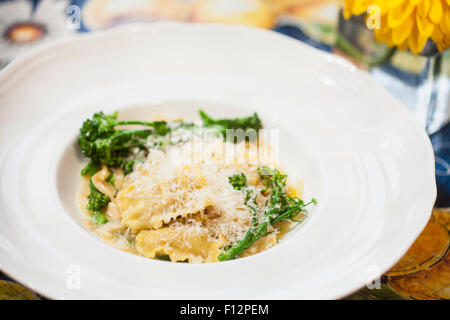 Italienische Wurst-Ravioli mit Salbei und Broccolini, Bella Vista Restaurant, Biltmore Hotel, Santa Barbara, Kalifornien Stockfoto