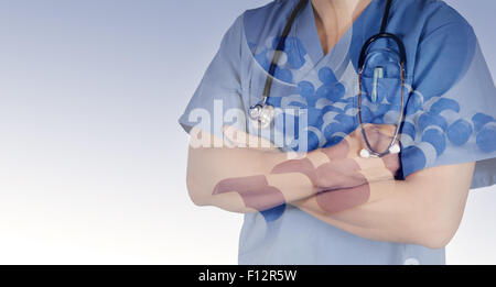 Doppelbelichtung von smart Docotr mit Pillen, Tabletten und Drogen aus Flasche gießen Stockfoto