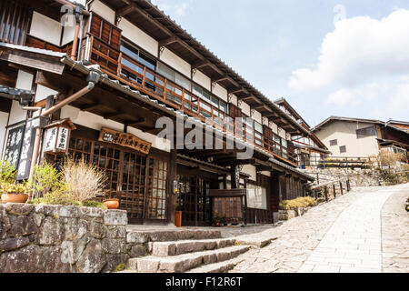 Tagsüber Blick entlang ein großes zweistöckiges Edo Periode traditionelle Travelers Inn, Ryokan, auf der alten Straße Nakasendo in Magome Town, Japan. Stockfoto