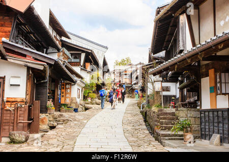 Alte historische Stadt Magome auf der Nakasendo Straße in Japan. Beide Seiten mit Edo Periode Gebäude aus Holz, mit breiten gepflasterten Fußweg. Stockfoto