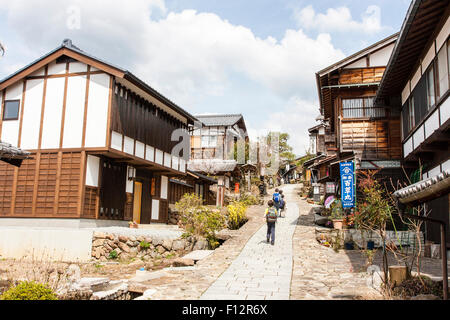 Alte historische Stadt Magome auf der Nakasendo Straße in Japan. Beide Seiten mit Edo Periode Gebäude aus Holz, mit breiten gepflasterten Fußweg. Stockfoto
