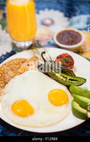 Huevos Rancheros mit Tortilla, geröstetem Chile und Avocado mit Orangensaft, Bella Vista Restaurant, Santa Barbara Stockfoto
