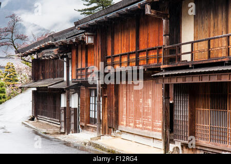 Tsumago, Japan. Die Hauptstraße von Terashita mit traditionellen Edo Stil Gebäude aus Holz mit Fensterläden, Teil der Nakasendo Highway. Es regnete. Stockfoto