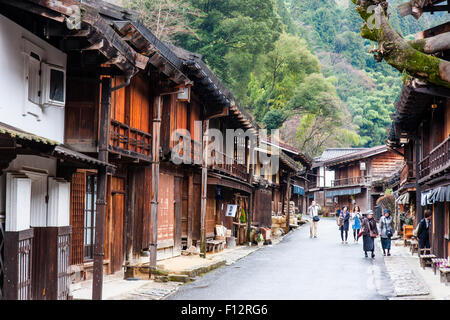 Tsumago, Japan. Blick entlang Terashita Straße auf der Nakasendo Straße, mit Edo Periode traditionelle Gasthäuser und Geschäfte auf beiden Seiten. Bedeckt trüben Himmel. Stockfoto