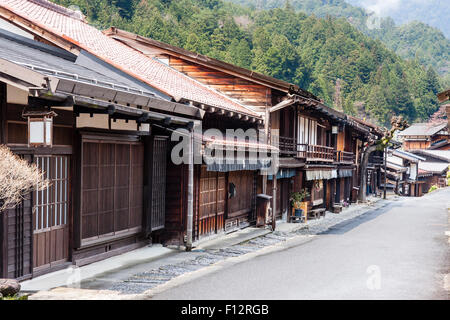 Tsumago, Japan. Die Hauptstraße von Terashita mit traditionellen Edo Stil Holz- Häuser mit Fensterläden, Teil des Mittelalters Nakasendo Highway. Stockfoto