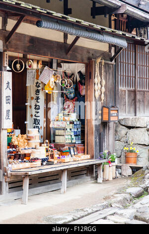 Tsumago, Japan. Terashita Straße, auf dem alten Nakasendo Highway. Traditionelle shop, Souvenir Geschenke auf Anzeige an der Vorderseite der Shop geöffnet. Stockfoto