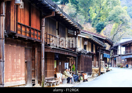 Tsumago, Japan. Die Hauptstraße von Terashita mit traditionellen Edo Stil Holz- Häuser mit Fensterläden, Teil des Mittelalters Nakasendo Highway. Stockfoto