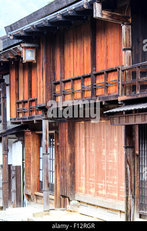 Tsumago, Japan. Die Hauptstraße von Terashita mit traditionellen Edo Stil Holz- Häuser mit Fensterläden, Teil des Mittelalters Nakasendo Highway. Stockfoto