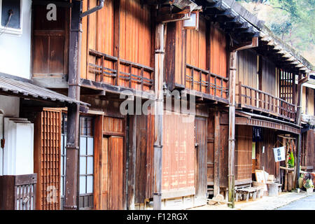 Tsumago, Japan. Die Hauptstraße von Terashita mit traditionellen Edo Stil Holz- Häuser mit Fensterläden, Teil des Mittelalters Nakasendo Highway. Stockfoto