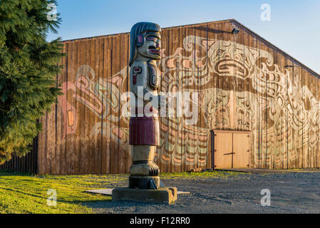 Campbell River Indian Band (Wei Wai Kum First Nation) Ernest Get'la Henderson Memorial Totempfahl und Kwanwatsi großes Haus, Campb Stockfoto