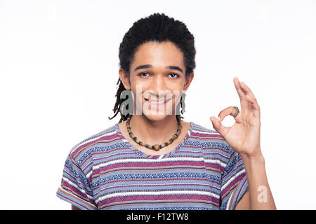 Porträt eines lächelnden Afro amerikanische Ordnung Anzeichen mit Fingern auf einem weißen Hintergrund isoliert Stockfoto