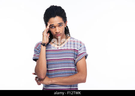 Porträt eines durchdachten Afro amerikanischen Mannes Blick in die Kamera auf einem weißen Hintergrund isoliert Stockfoto
