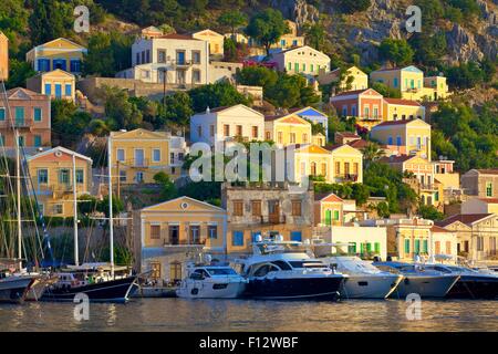 Boote im Hafen von Symi, Symi, Dodekanes, griechische Inseln, Griechenland, Europa Stockfoto