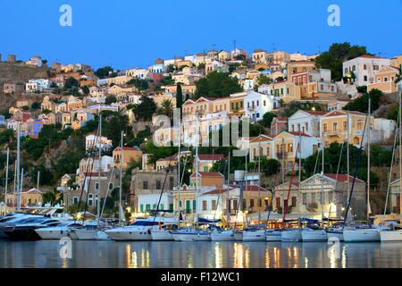 Boote im Hafen von Symi bei Dämmerung, Symi, Dodekanes, griechische Inseln, Griechenland, Europa Stockfoto