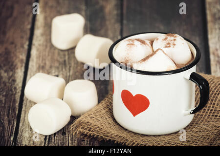 Heiße Schokolade und Marshmallows in alte Emaille-Tasse mit Herz Stockfoto