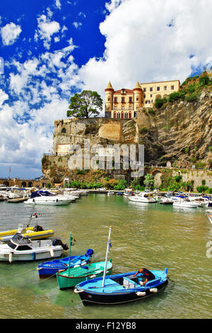 Italienische Reisen - Maiori in Amalfi-Küste, mit einem Schloss und Boote Stockfoto