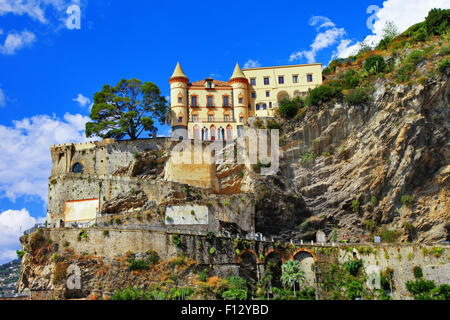 Italienische Reisen - Maiori in Amalfi-Küste, mit einem Schloss Stockfoto