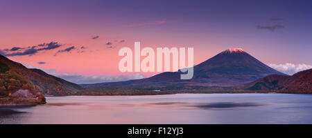 Letzten Licht auf dem Gipfel des berühmten Mount Fuji (Fujisan 富士山) in Japan. Fotografiert vom Lake Motosu (Motosuko, 本栖湖) bei Sonnenuntergang Stockfoto