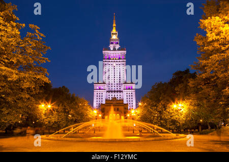 Der Palast der Kultur und Wissenschaft in Warschau in der Nacht. Stockfoto