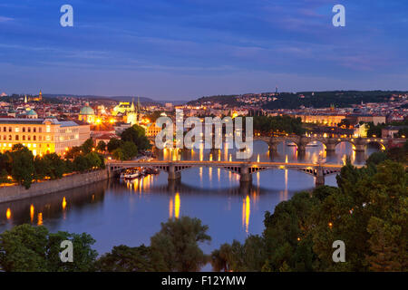 Brücken über die Moldau in Prag, Tschechien. In der Nacht fotografiert von oben. Stockfoto