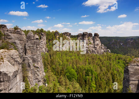 Felsformationen an der Bastei in der sächsischen Schweiz-Region in Deutschland. Fotografiert an einem hellen, sonnigen Tag. Stockfoto