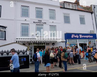 Menschen Schlangestehen vor den berühmten Magpie Cafe für Fish And Chips in Whitby. Stockfoto