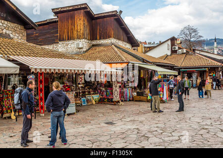 Geschenke zum Verkauf auf dem Markt in der Altstadt von Sarajevo, & Bosnien-Herzegowina. Stockfoto