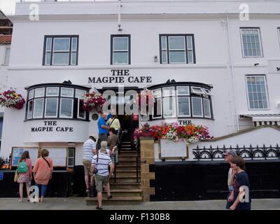 Menschen Schlangestehen vor den berühmten Magpie Cafe für Fish And Chips in Whitby. Stockfoto