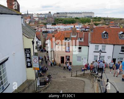 Ansicht von Whitby aus den Stufen hinauf auf die Kirche und Kloster Stockfoto