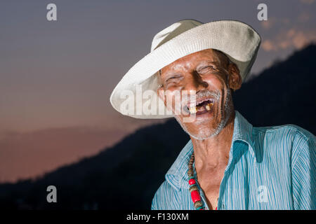 Porträt eines alten Mannes, fehlt den meisten Zähnen und lächelnd wie auch immer, Rishikesh, Uttarakhand, Indien Stockfoto