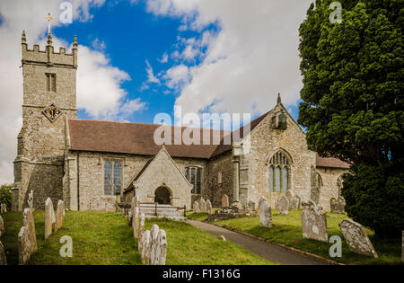 All Saints Church, Godshill, Isle Of Wight. Die Kirche stammt hauptsächlich aus dem 14. Jahrhundert. Der Hügel auf dem die Kirche w steht Stockfoto