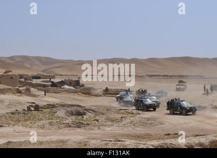 Faryab, Afghanistan. 26. August 2015. Afghanische Soldaten patrouillieren mit ihren militärischen Fahrzeugen während einer Operation gegen Taliban-Kämpfer in der Provinz Faryab, Nordafghanistan, 26. August 2015. Bildnachweis: Arui/Xinhua/Alamy Live-Nachrichten Stockfoto