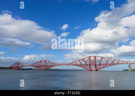 Blick auf Forth Rail Bridge überqueren den Fluss Forth aus South Queensferry in Schottland, Vereinigtes Königreich Stockfoto